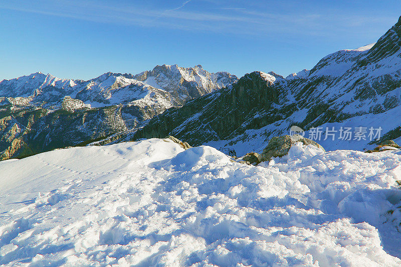 在白雪皑皑的阿尔卑斯山顶，田园诗般的风景，雄伟的巴伐利亚阿尔卑斯山，戏剧性的巴伐利亚德国雪山全景，Garmisch Partenkirchen，德国